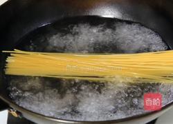 加拿大北极虾意面花环的做法图解3