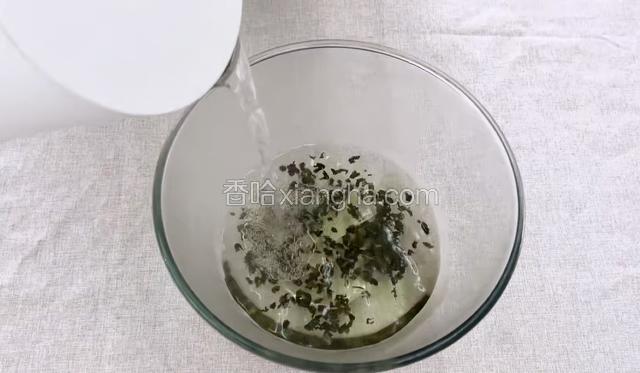 20g铁观音加入500ml沸水泡20分钟。