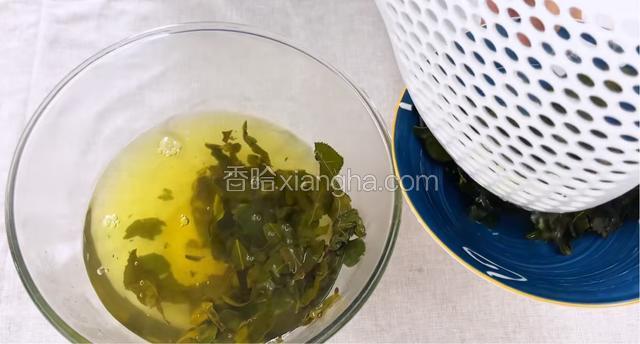 泡好的茶捞出茶叶。