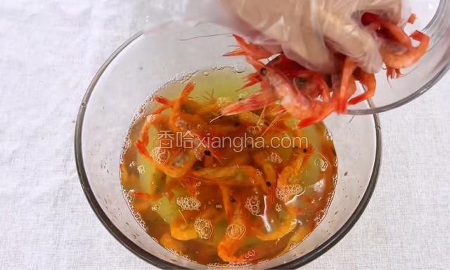 茶水放凉后放入加拿大北极虾生虾。