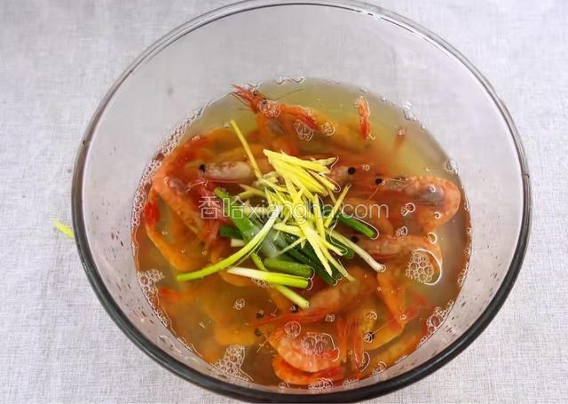 葱段姜丝和3g盐 浸泡15分钟。