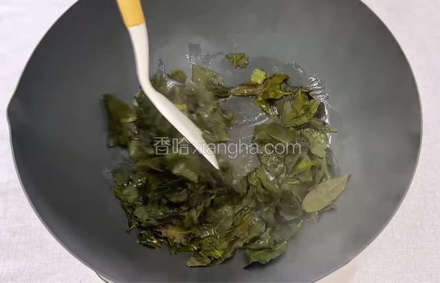 捞出来的茶叶稍擦干水分，油热小火炸。