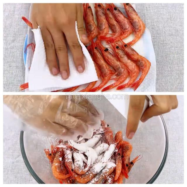 加拿大北极虾生虾擦下水分加入淀粉 抓拌均匀。