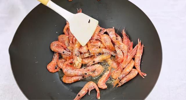 北极虾生虾煎两面金黄。