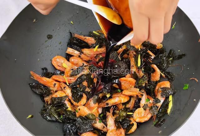 放入葱姜、茶叶、翻炒均匀，干辣椒 黑松露酱加入料汁，大火收汁，撒芝麻。