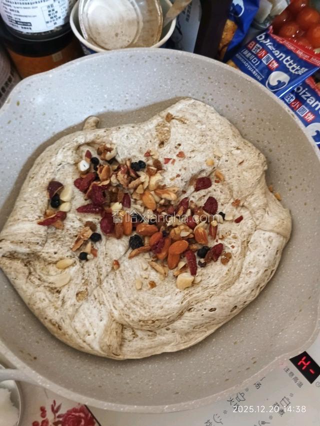 放入坚果，拌匀