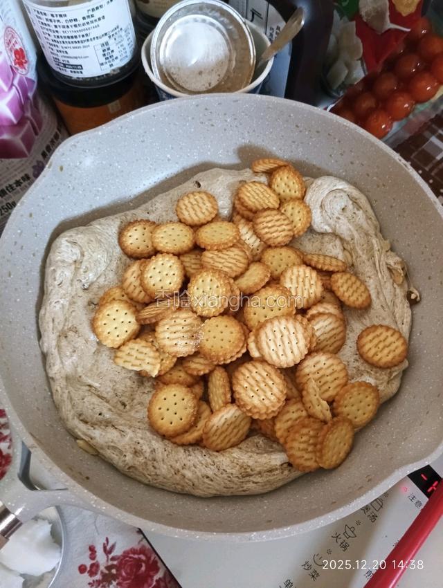 放入小饼干，带手套拉扯均匀，晾温温的