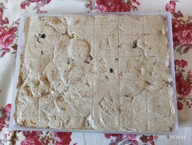 一面压平整，反过来时，底部铺一层可食用干花瓣(平阴花瓣)