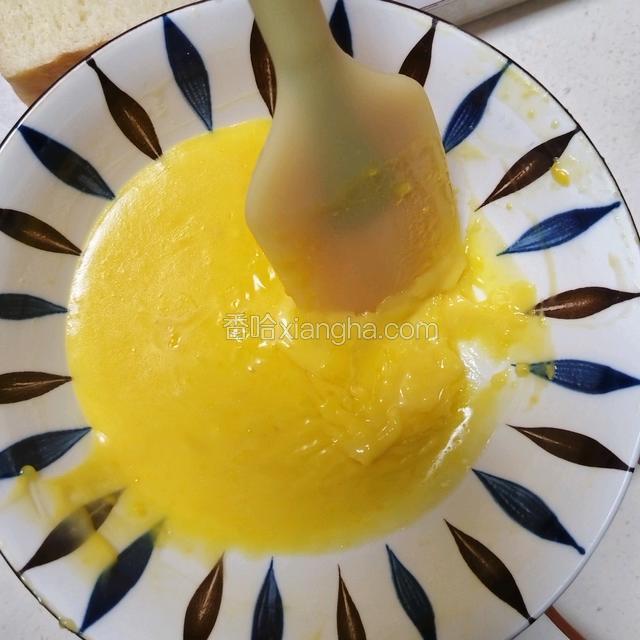 都融化了液体放冰箱冷藏一会儿，比较好抹面，冷藏过的状态如图