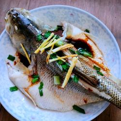 清蒸鲈鱼（减脂版）的做法[图]