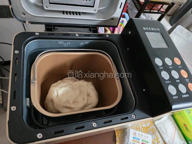 天气太冷了，就将面团放入面包机发酵，快一点，家里烤箱也可以发酵的
