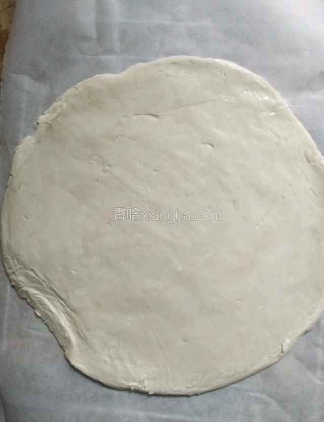 拿出来揉一下，排气，分成三个，擀成平的面皮