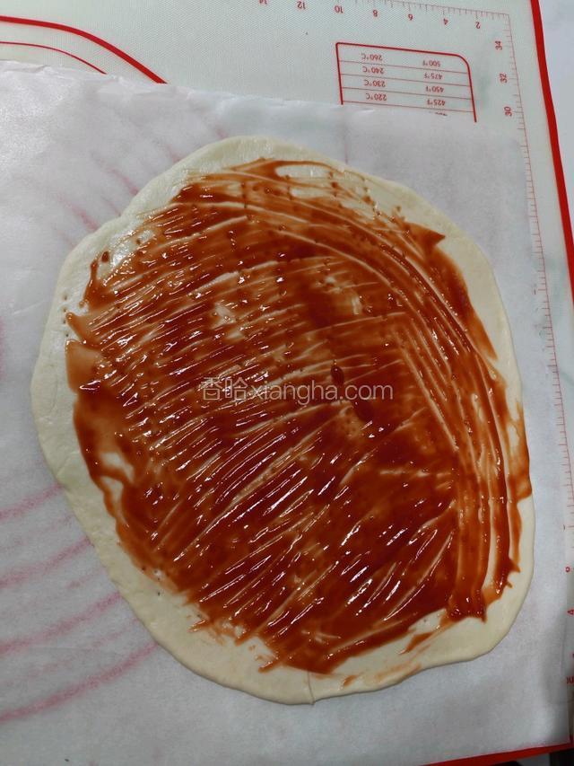 挤上番茄酱，抹匀