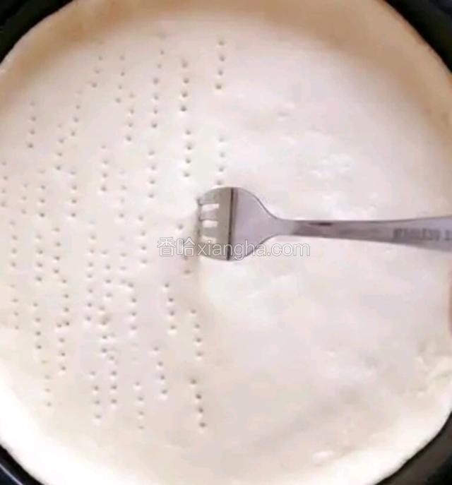 用叉在面皮上叉几个孔