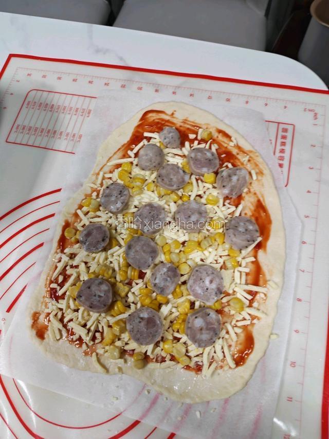 放上玉米，香肠或者培根