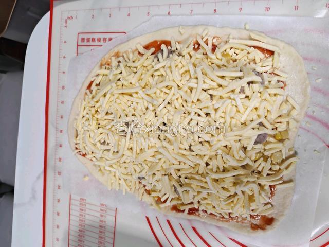 再铺上满满的芝士碎