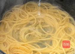 番茄香肠意面的做法图解2