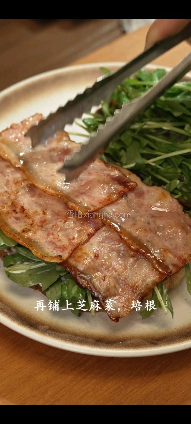 再铺上芝麻菜和培根