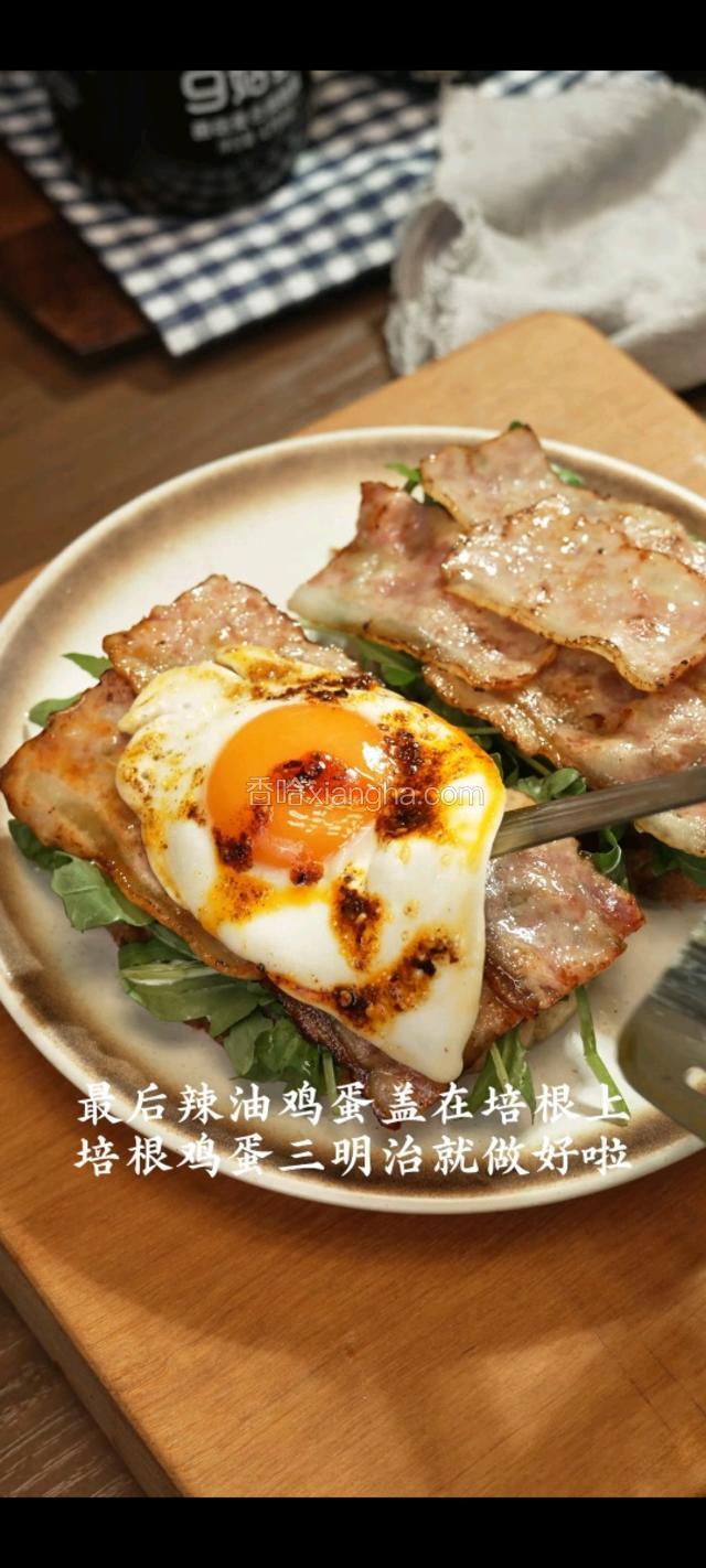 将鸡蛋盖在培根上即可