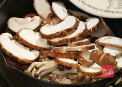 三文鱼菌菇焖饭的做法图解3