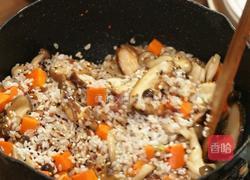 三文鱼菌菇焖饭的做法图解5