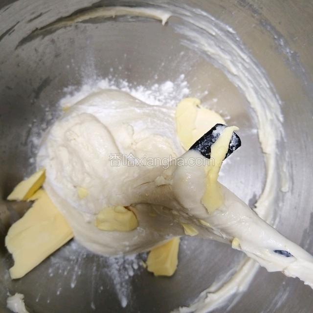 出粗膜后加入黄油，2档混匀，4档打7分钟左右出手套膜