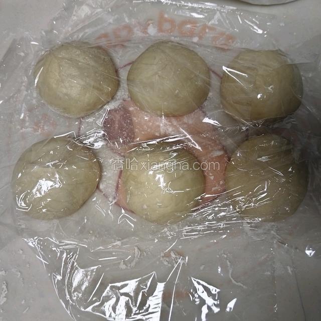 盖保鲜膜醒发20分钟