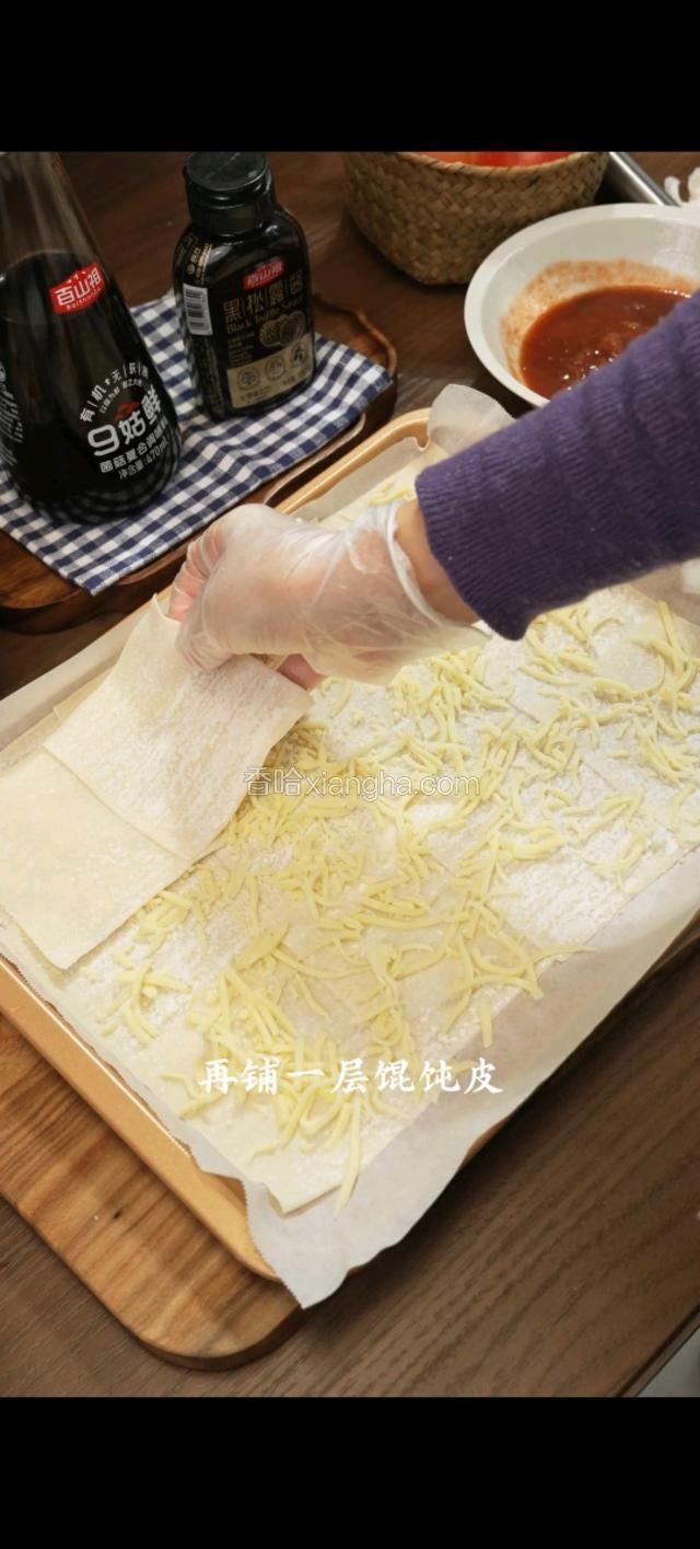 在铺一层馄饨皮。