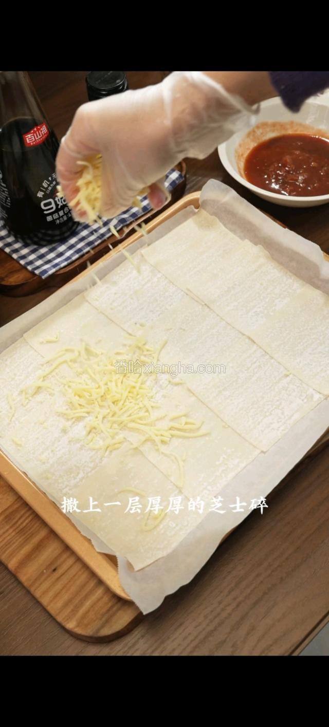 撒上一层厚厚的芝士碎。