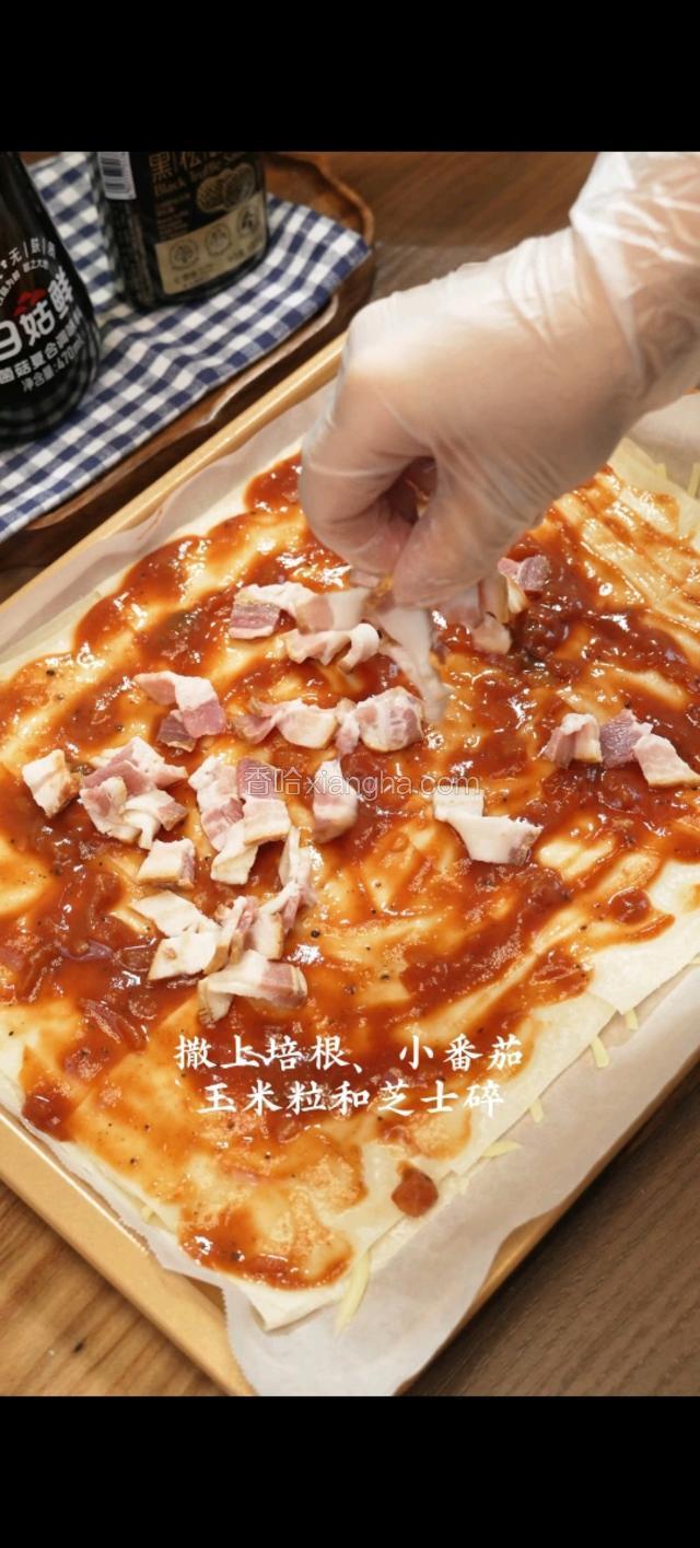 撒上的一根小番茄，玉米粒和芝士碎。