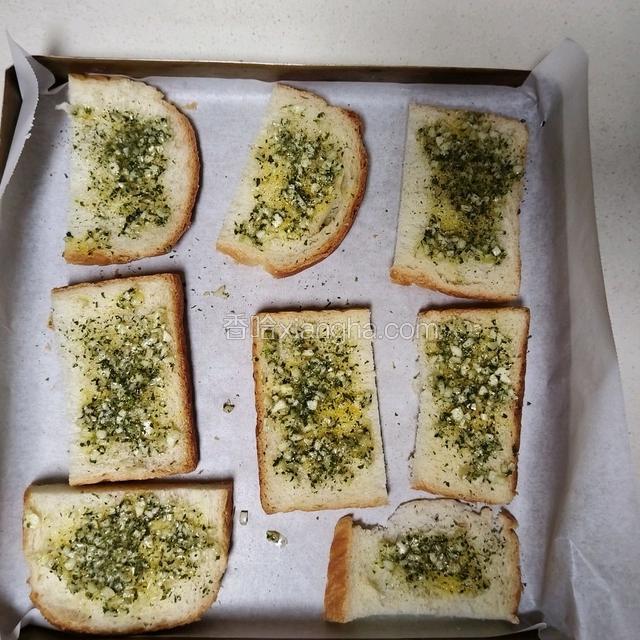 把料汁刷到吐司片上