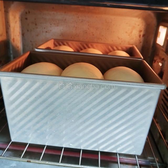 烤箱预热，上管170℃下管180℃，下层先烤5分钟