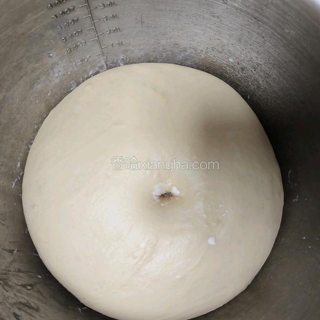 用手指戳小孔不回缩