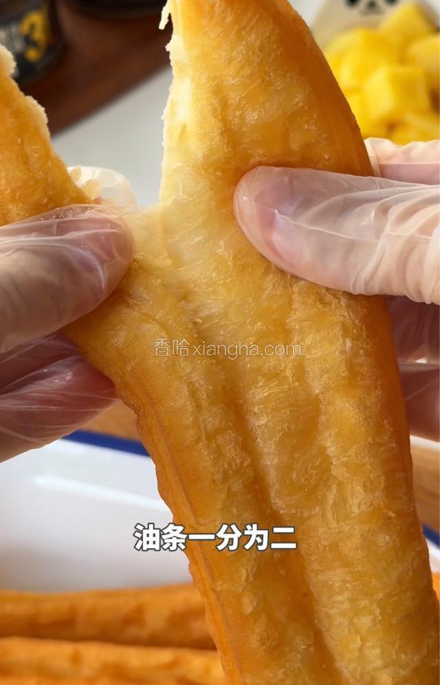 油条一分为二，剪成小段，从中间掏空