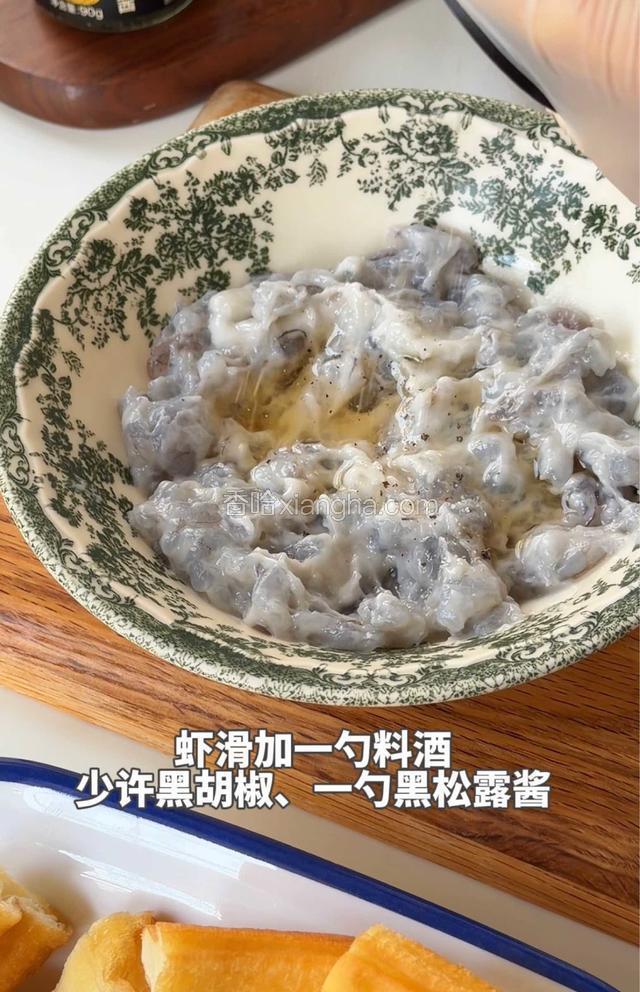 虾滑加一勺料酒，少许黑胡椒、—勺黑松露酱，搅拌均匀