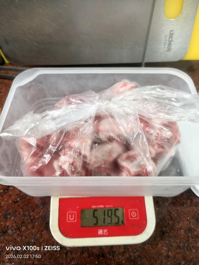 准备约500克排骨（三人份，每个人约分有八块）。放盆里洒点生粉加点水抓洗一会，并用流水冲洗几遍去水放一边。