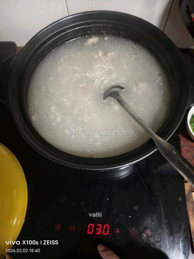 把大米沥去水投入砂锅中，搅拌几下并大火烧开，转小火炖，全程定时30分钟完毕。