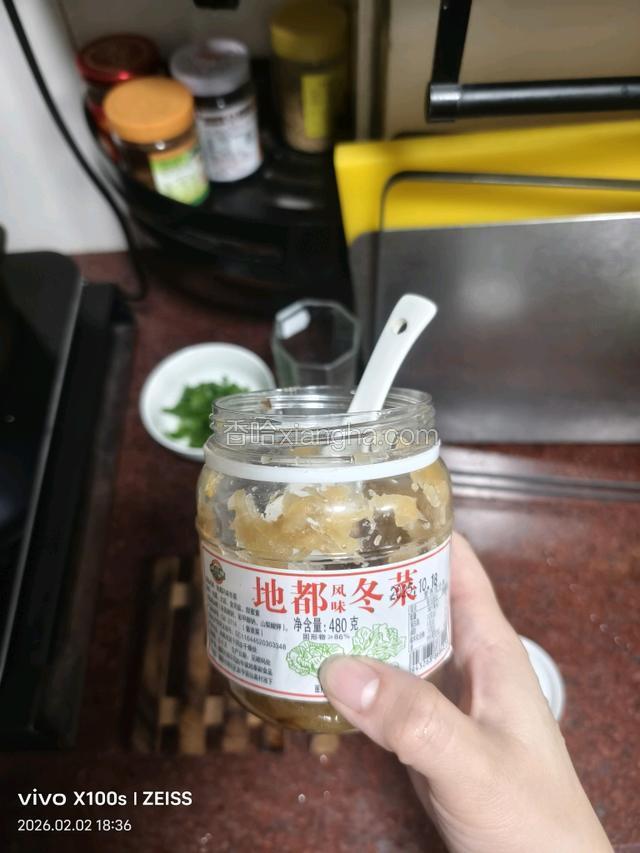 等排骨炖30分钟后，夹出滤网，加两勺冬菜。