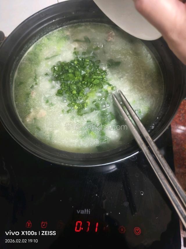 倒计时末20分钟加点油搅拌，倒计时末15分钟加菜梗丁搅拌，倒计时末10分钟加菜叶丝搅拌（这时搅拌得改用筷子，才不会缠上叶丝）。