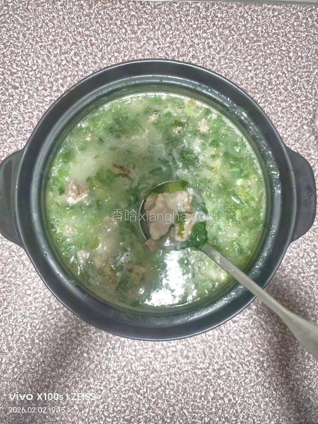 记得在倒计时末十分钟里要时不时用同个方向搅拌米粥让粥能出绸。时间到，加葱花，加盐，加胡椒粉，加味精，加香油，拌匀出锅。