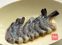 蒜香虾仁意面的做法图解1