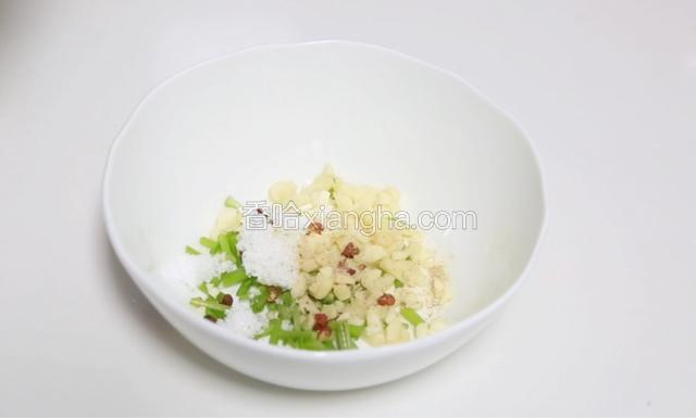 将香菜杆、蒜末和花椒混合，放入糖和白胡椒粉，再倒入米醋和生抽，加100克清水调匀。