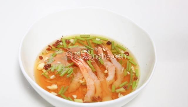 放入加拿大北极虾生虾，腌渍半小时。