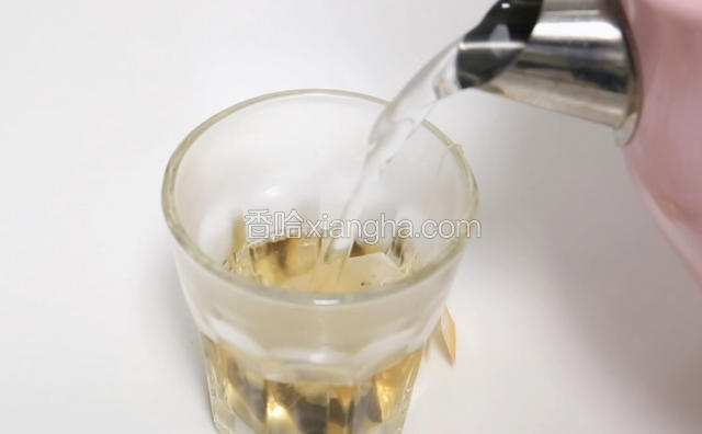 茶包用热水冲开。