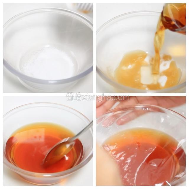 碗中倒入白凉粉、冲入茶汤，搅匀后晾凉，盖上保鲜膜，冷藏凝固。