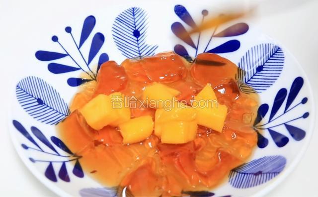 做好的凉粉挖成块，放入芒果。