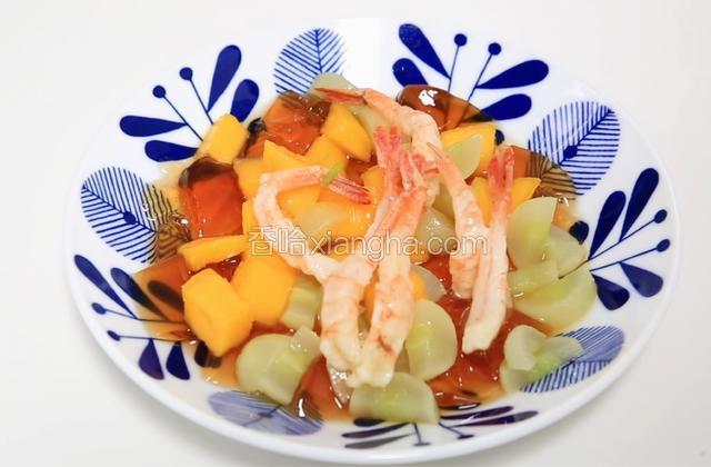 继续放入青提，再放入腌渍好的加拿大北极虾生虾，最后撒少许香菜杆装饰。