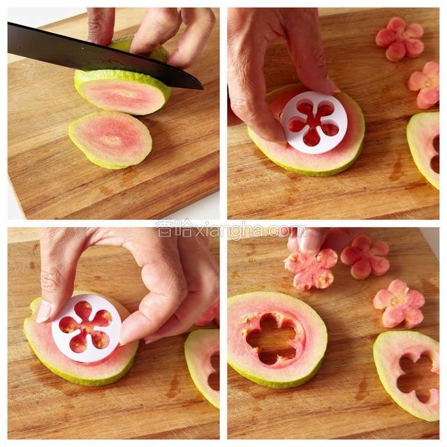 首先把芭乐切厚片，用模具在花朵上压出小花形状。