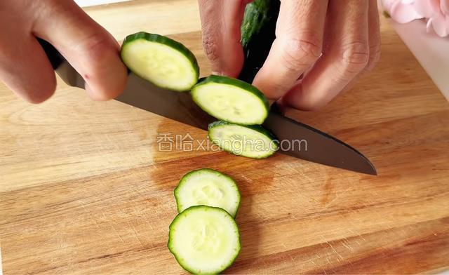 黄瓜切薄片。