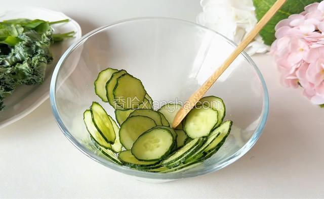 切好的黄瓜片放入容器中，加盐搅拌均匀、腌出水分。